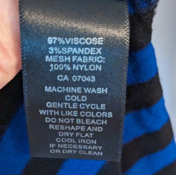 Gorgeous blue and black rayon stretchy shirt. Not sure of the brand no tag - Picture 6 of 7